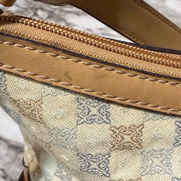 Tan and Cream Checkered Shoulder Bag with Gold Hardware - Picture 10 of 16